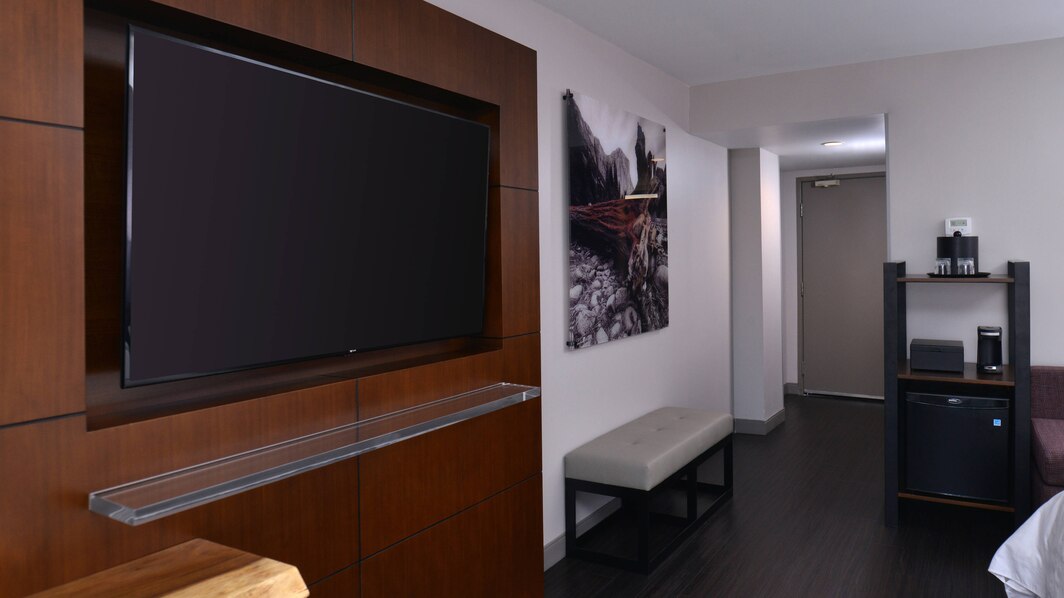 1 Bedroom Suite, 1 King, Mountain view, Balcony